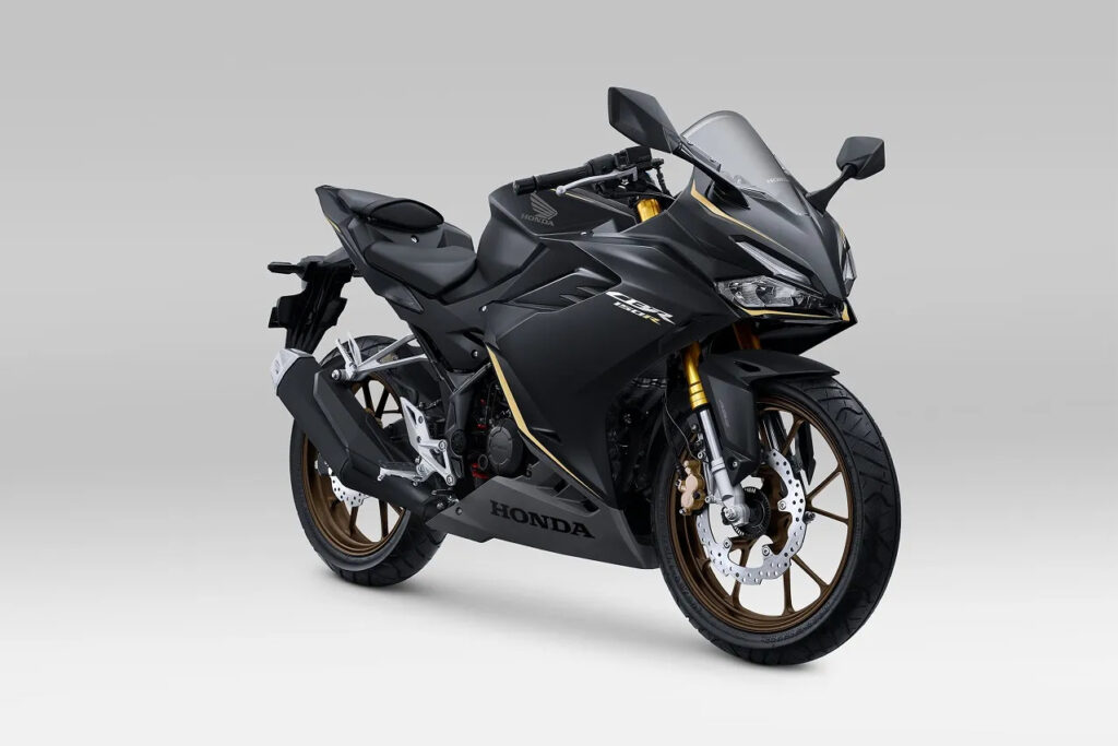 Honda New CBR150R Semakin Agresif dengan Penampilan Baru 17 , new cbr150r Honda New CBR150 R Dominator Matte Black