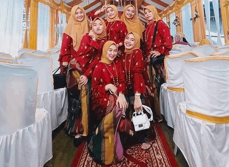 Kebaya Merah Paling Banyak Dicari dan Diminati 22 , kebaya merah Kebaya merah adat betawi