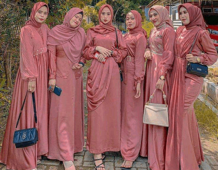 Kebaya Merah Paling Banyak Dicari dan Diminati 20 , kebaya merah Kebaya merah brokat dengan aksen bulu-bulu