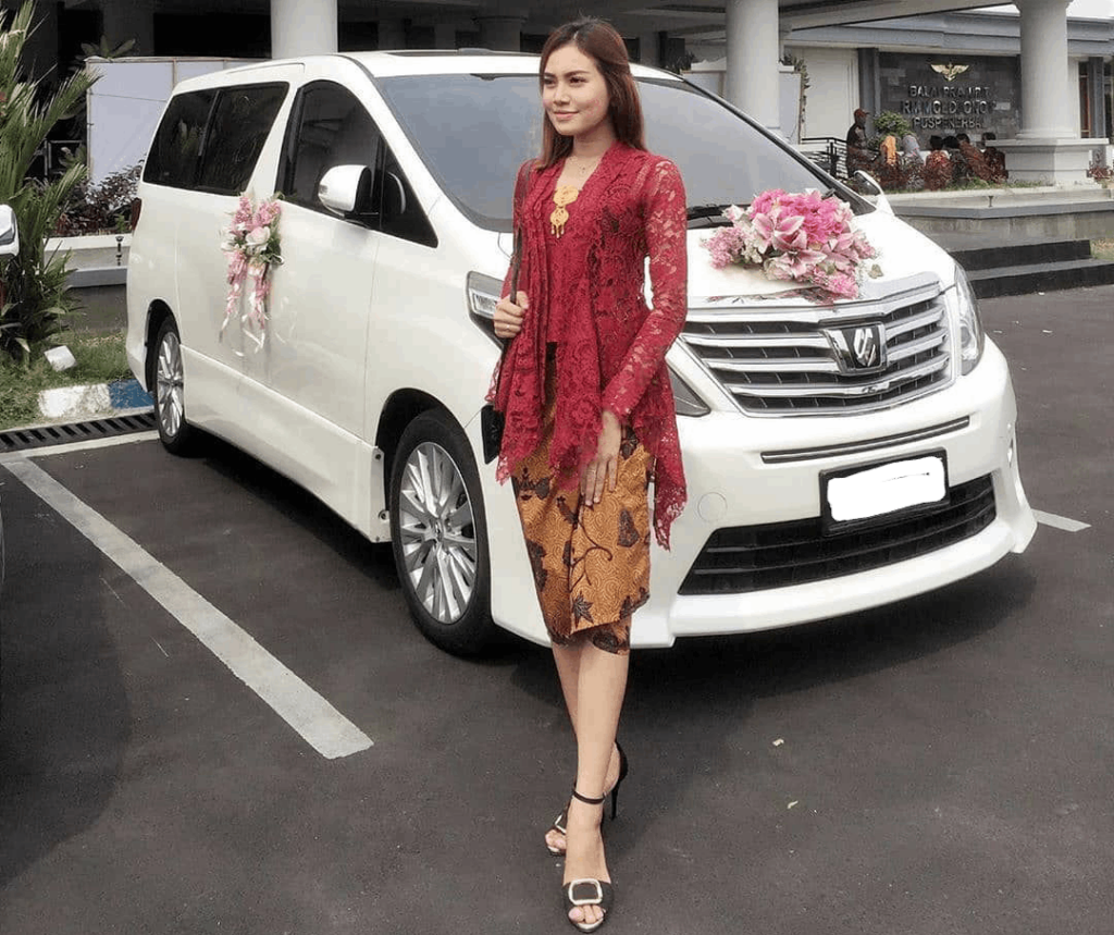 Kebaya Merah Paling Banyak Dicari dan Diminati 25 , kebaya merah Kebaya merah potongan asimetris