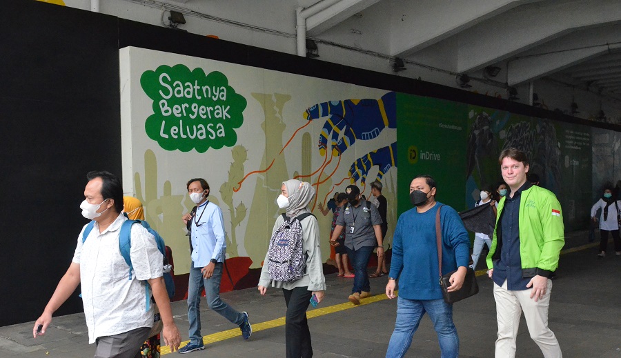 Kolaborasi inDrive dan Gardu House Menciptakan Karya Seni Mural 16 , inDrive Georgy Malkov, Country Manager inDrive Pada Saat Mural Tour (kiri ke kanan)