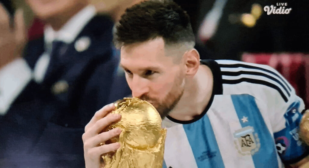 Lionel Messi, Cium Tropi Piala Dunia Pertama Kali