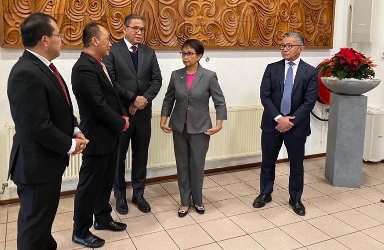 Menteri Luar Negeri Retno Marsudi Lantik 128 Pejabat Pencatan Sipil Luar Negeri, Layanan Adminduk WNI di Luar Negeri Jadi Lebih Mudah 15 , Menteri Luar Negeri Menteri Luar Negeri Retno Marsudi
