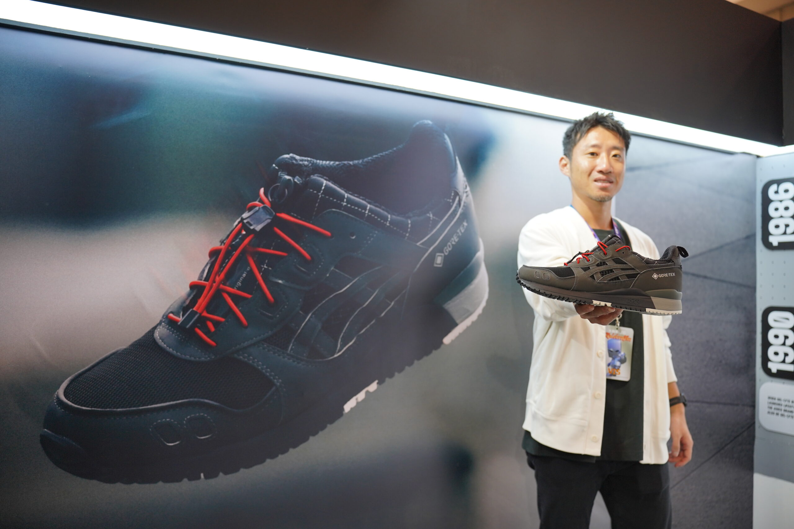 ASICS Sporting Goods Ternama Hadir di Jakarta Sneakers Day 2023, Usung Tema Perjalanan Sepatu Lifestyle, Luncurkan Gel Lyte III OG 16 , ASICS Sota Fukushima, President Director ASICS Indonesia memegang koleksi terbaru dari ASICS GEL LYTE III OG di acara Jakarta Sneaker Day 2023