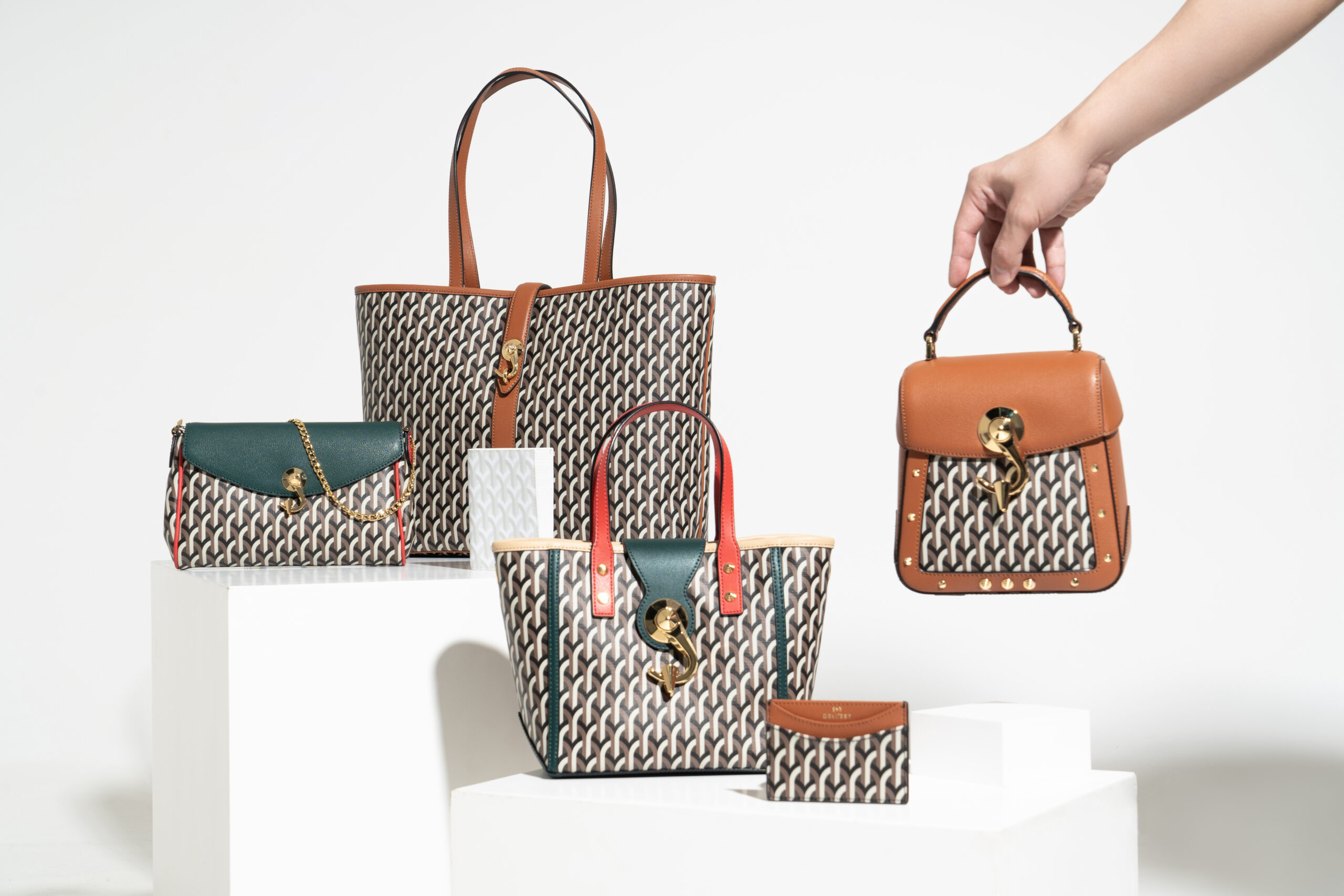 Voila.id Menghadirkan Produk Luxury DellEst Yang Menjadi Incaran Pecinta Mode Indonesia 15 , DellEst Voilà.id Menghadirkan Produk Luxury Dell’Est