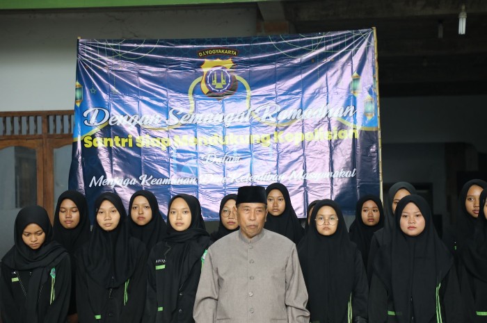 Dengan Semangat Ramadan, Santri Ponpes Kulon Progo Ikut Aktif Cegah Kejahatan Jalanan di Yogyakarta 15 , Ramadan KH Ahmad Suadi bersama Santri Ponpes di kulon progo , Ramadan, Binomedia