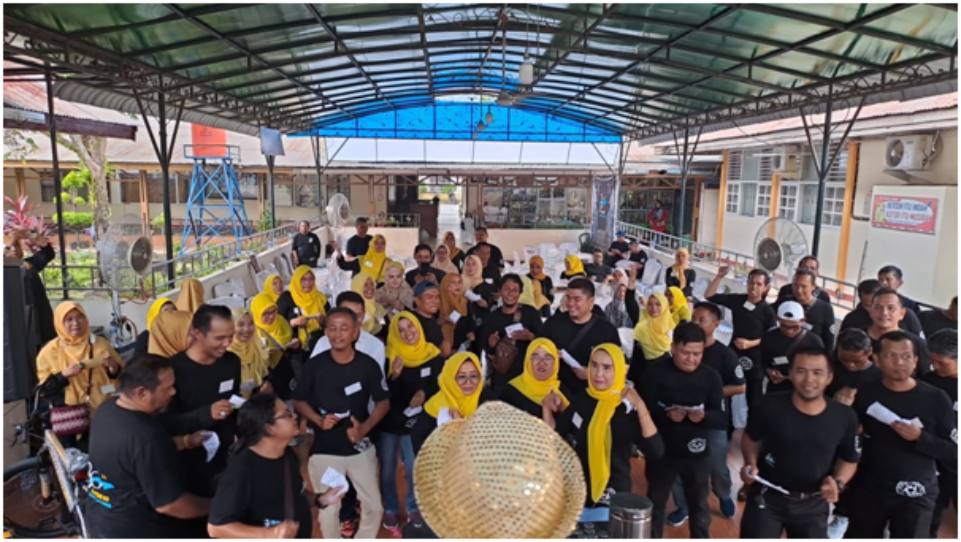 Anniversary 30 Tahun Alumni SMPN 8 Padang Angkatan 1993 Rayakan Kesuksesan 6 Program Kerja Unggulan 15 , SMPN 8 Padang Foto 2 Suasana meriah dendang Kim yang digelar saat Anniversary 30 Tahun Alumni SMPN 8 Padang Angkatan 1993. Dok. Istimewa , polda sulbar, Binomedia