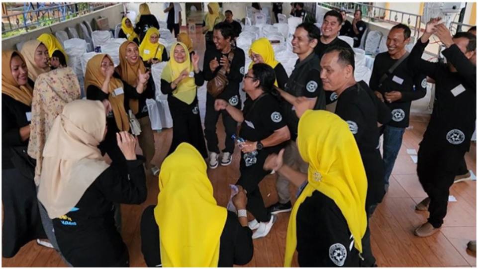 Anniversary 30 Tahun Alumni SMPN 8 Padang Angkatan 1993 Rayakan Kesuksesan 6 Program Kerja Unggulan 16 , SMPN 8 Padang Foto 3 Suasana meriah dendang Kim yang digelar saat Anniversary 30 Tahun Alumni SMPN 8 Padang Angkatan 1993. Dok. Istimewa , polda sulbar, Binomedia