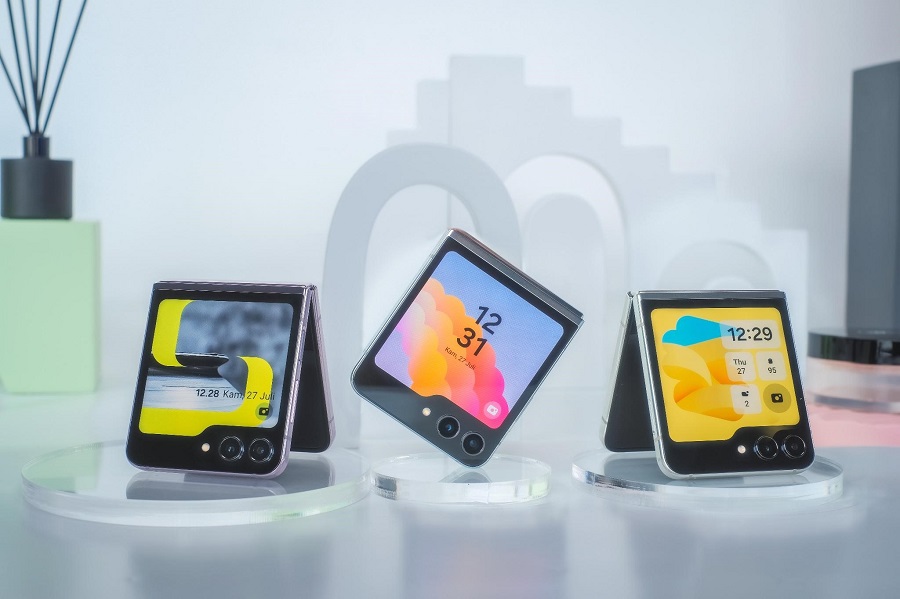 Rahasia Dibalik Desain Galaxy Z Flip5 dan Galaxy Z Fold5, Menghadirkan Ponsel Lipat yang Cocok Buat Anak Muda 15 , Galaxy Z Flip5 Desain yang proporsional dan simetris memberi kenyamanan pengguna saat menjelajah Galaxy Z Series terbaru