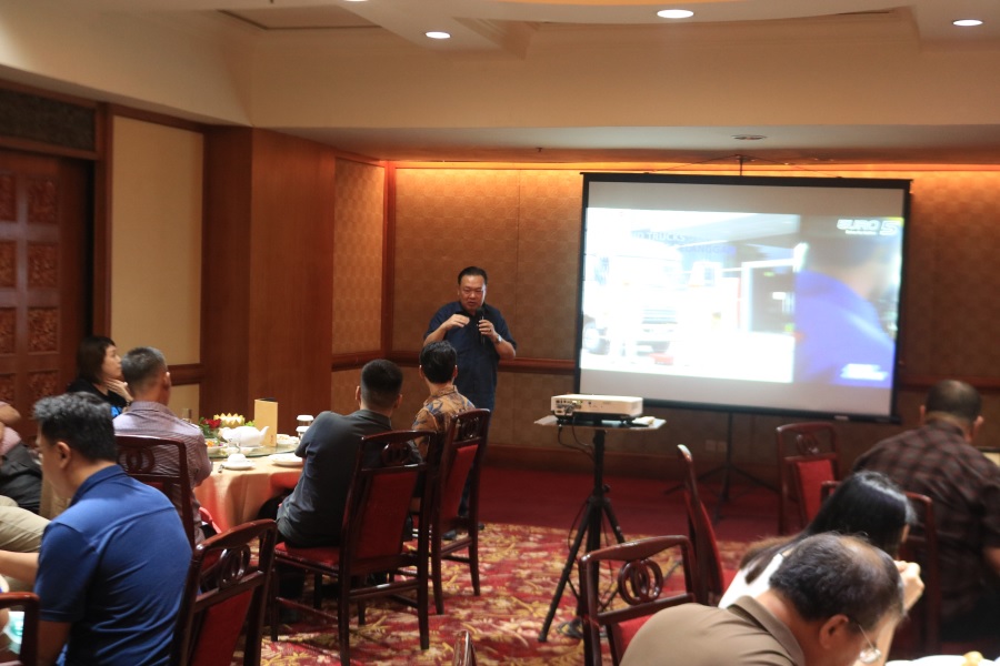 Astra UD Trucks Meningkatkan Kepuasan Melalui Kebijakan Concern Management 16 , Astra UD Trucks Winarto Martono selaku Chief Executive Astra UD Trucks menyampaikan materi.