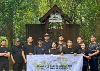 Rayakan HUT ke-17, Aryaduta Suites Semanggi Menanam Komitmen Melalui 17 Pohon Mangrove