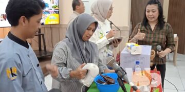 PT Anandita Kirana Rasa saat adakan program pelatihan cooking class untuk memberdayakan Perempuan Kepala Keluarga Kota Cimahi. (Dok. Istimewa)