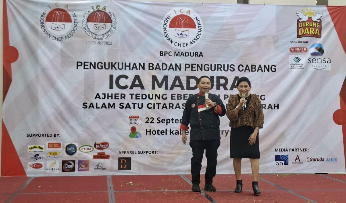 Chef Elisa (kanan) selaku Brand Ambassador Chef Mi Burung Dara pada pengukuhan ICA Madura di Ballroom Kaberaz Luxury Hotel, Senin (2209).