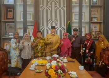 Tim periset Badan Riset dan Inovasi Nasional saat melakukan audiensi dengan Gubernur Sumatera Barat Mahyeldi Ansharullah di Istana Gubernur Sumatera Barat. (Dok. Istimewa)