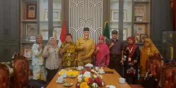 Tim periset Badan Riset dan Inovasi Nasional saat melakukan audiensi dengan Gubernur Sumatera Barat Mahyeldi Ansharullah di Istana Gubernur Sumatera Barat. (Dok. Istimewa)