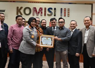 Sukses Kawal Konflik Secara Damai, Kapolres Metro Bekasi Raih Penghargaan dari Komisi III DPR RI Kapolres Metro Bekasi