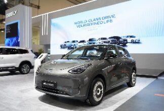 Tampil Retro Futuristik! Geely Kolaborasi dengan HSR Wheel, Tampilkan Geely EX2 dengan Gaya Berbeda di GIIAS 2026 Geely EX2
